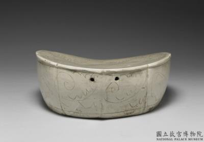 图片[2]-Ruyi-shaped pillow with incised design in white glaze, Ding ware type, Northern Song to Jin dynasty-China Archive